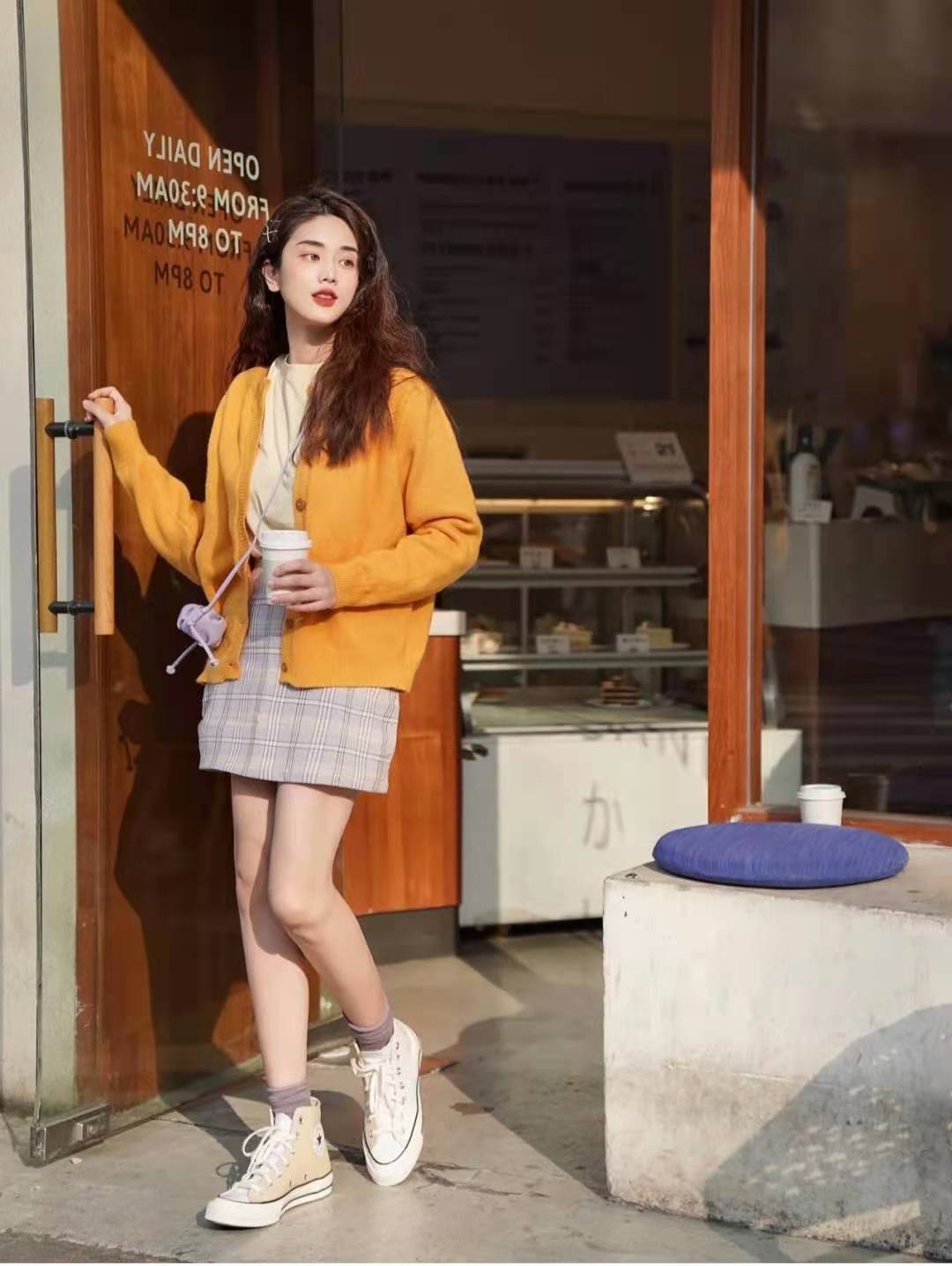 卡其色毛衣开衫的最佳搭配,毛衣开衫怎么搭配衣服好看