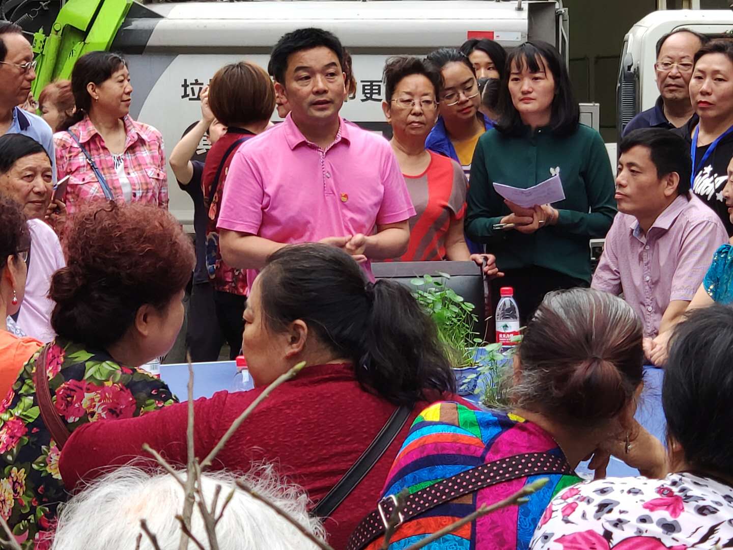 幸福花廊里的微创景观让光荣小区社区居民体验“劳动最美丽”