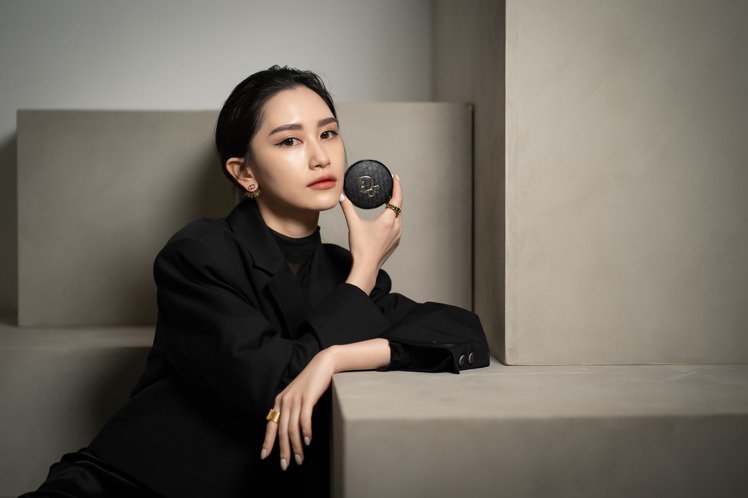 又被烧！雾黑Dior缇花压印气垫粉饼低调奢华，元旦开抢