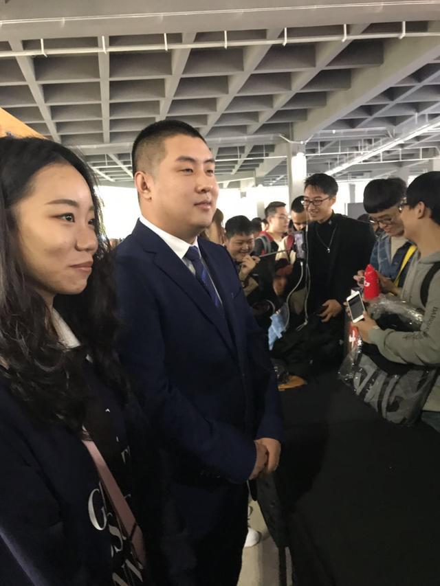 腾讯年度人物投票,70kg和梦泪上台领奖