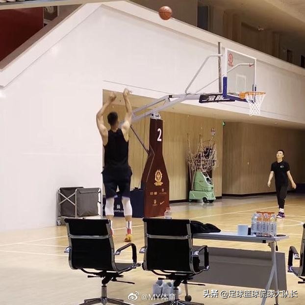 这就是一哥！从美国归来下飞机就练球别忘记他年纪比詹皇还大