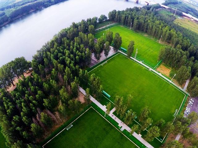 春风未曾了，足球未曾老