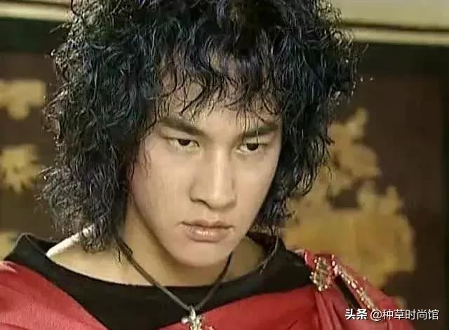 羊毛卷头发t恤穿搭,夏季烫羊毛卷穿搭