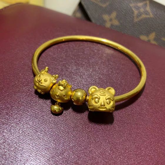 周生生和潘多拉哪一个高档,黄金库洛米手镯周生生