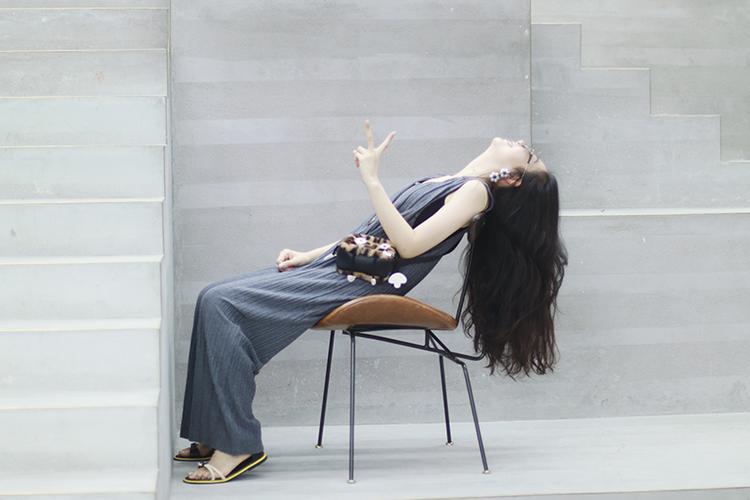 穿上即陷进柔软的「纸片人」背带裤，一封写给夏天的慵懒情书