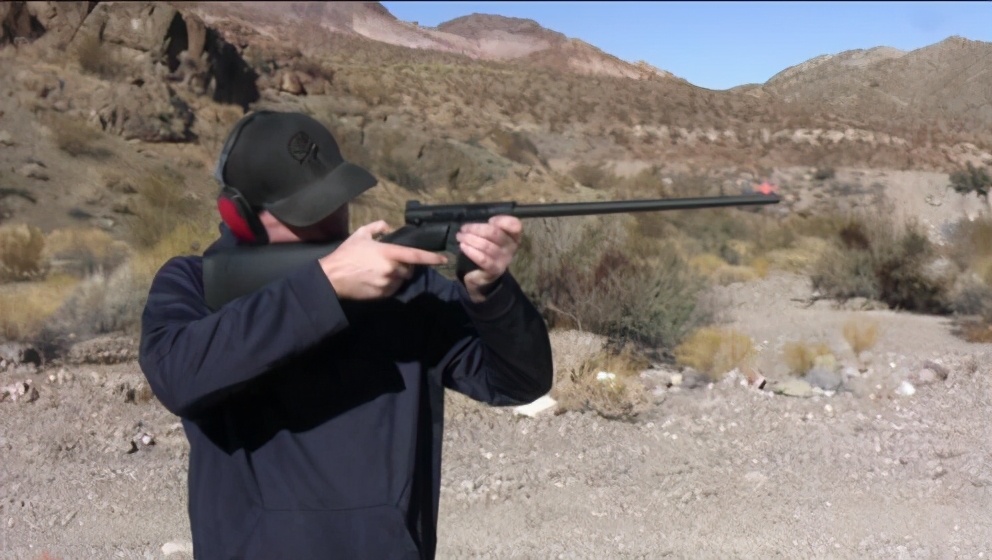 一个枪托能容纳整支步枪还能落水不沉和其相比小獾都弱爆了