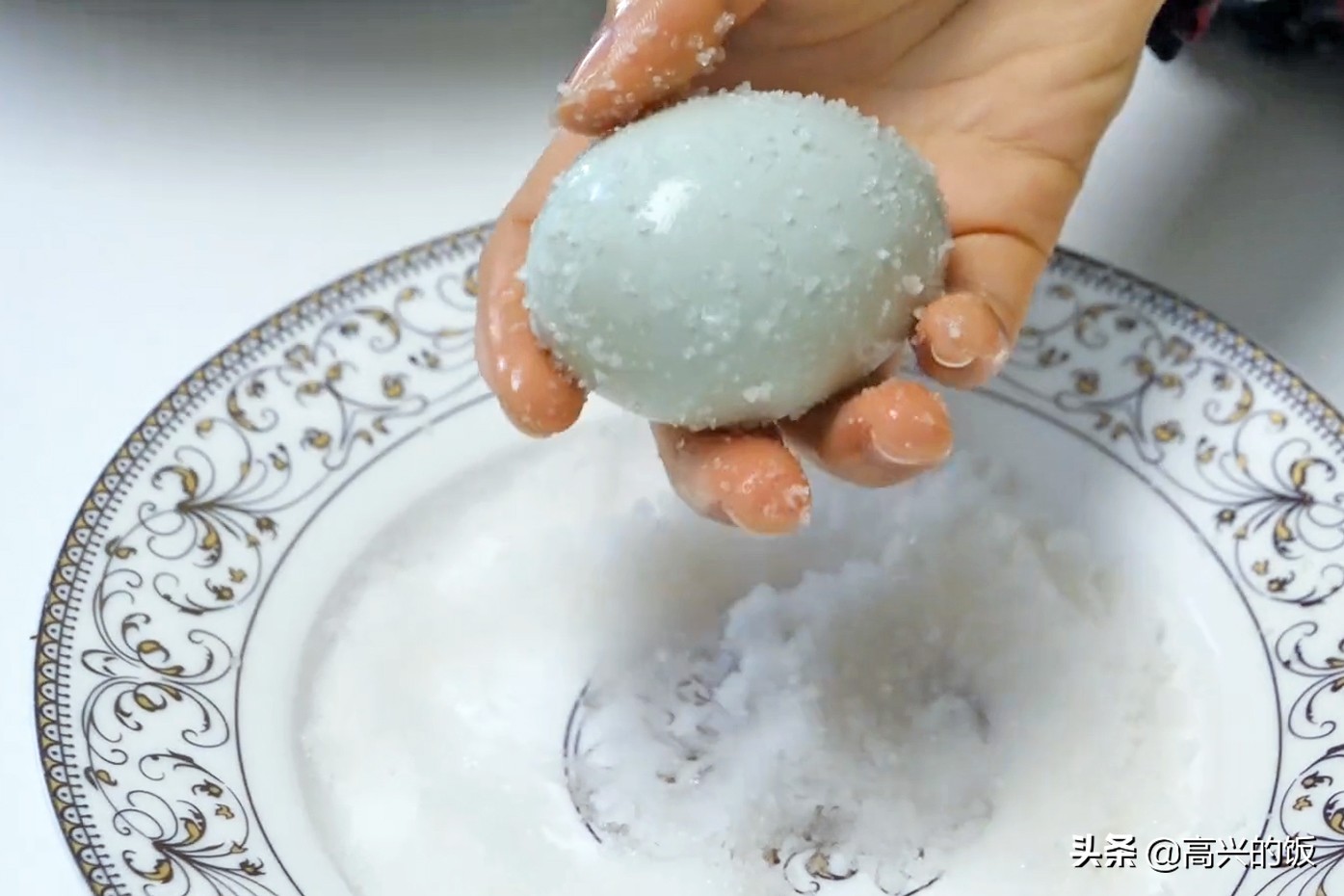 用超简单的方法腌制流油咸鸭蛋,如何腌咸鸭蛋又快又能冒油