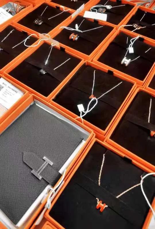 为什么古驰比香奈儿便宜,gucci和香奈儿哪个更高档