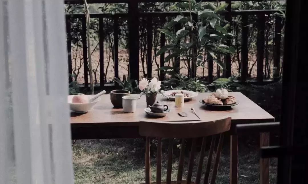 不当环球小姐，她跑到深山，种菜、调香，过上佛系人生