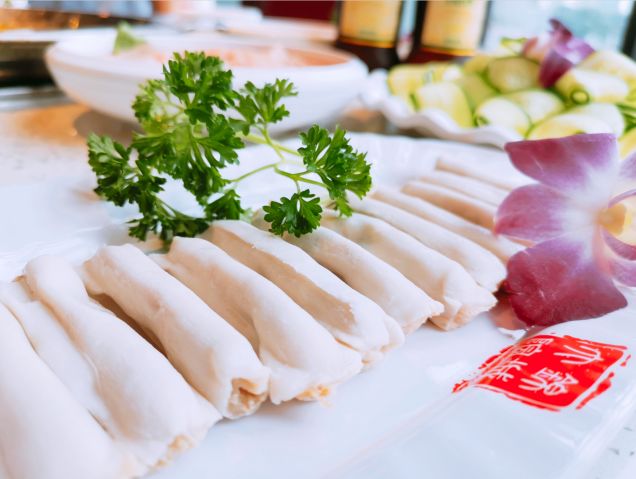 左手鲜香麻辣，右手尺颊生香！8荤6素~成都锦城大院火锅4人99元