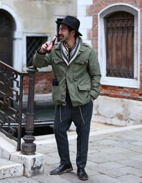 今天余文乐老师要为你们上一堂军装搭配课，答应我要好好学习哟！