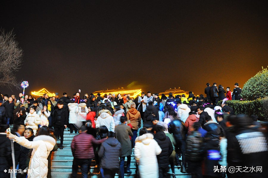 甘肃天水数万民众“上九朝观”祈福纳祥争烧头柱香！（组图）