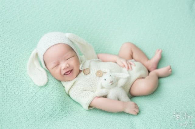 李艾的儿子小灯泡,李艾老公晒娃父子同框儿子超可爱