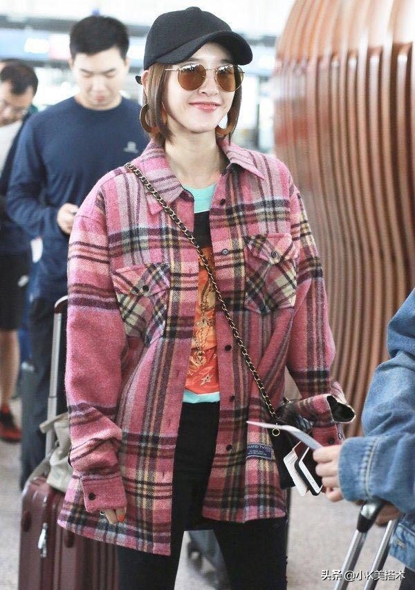 唐艺昕穿绿半身裙机场短袖,杨幂唐艺昕穿衣