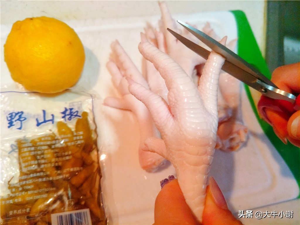 泡椒凤爪柠檬味的,柠檬凤爪刚入口的时候有点酸