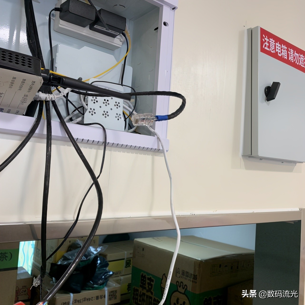 给老板装八个水晶头,我收费100二老板却付了200,难道是付错了?