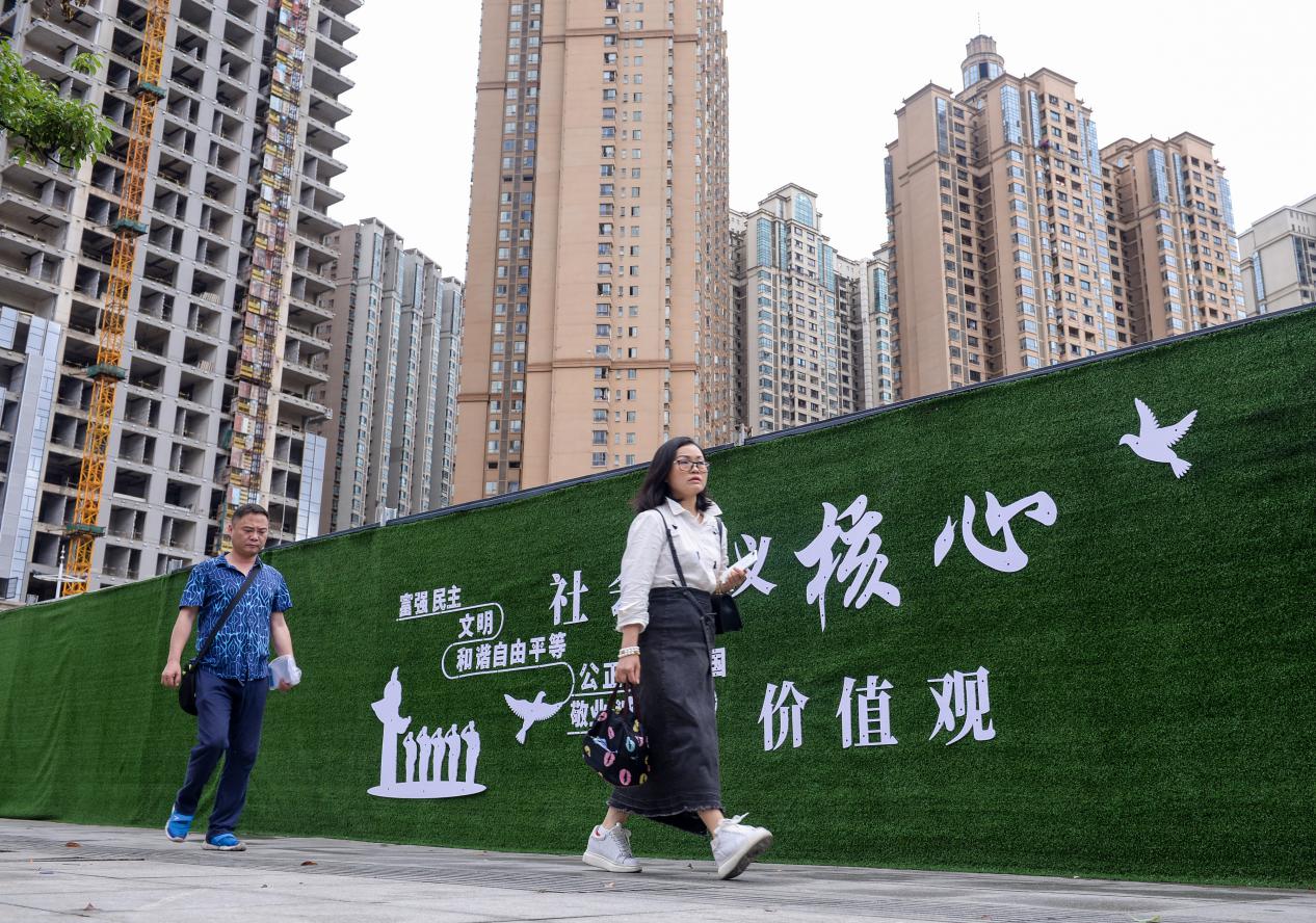 绿意盎然+降噪降尘！花果园惠隆路围挡换新装