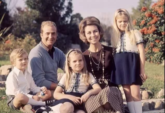 豢养1500位*妇情**，私生子遍布全国，晚年被迫*亡流**海外的西班牙国王