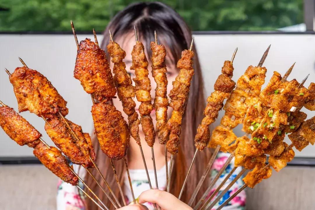 爆排4年の魔都网红大佬,凭①份「冬阴功小龙虾」杀入泰料圈