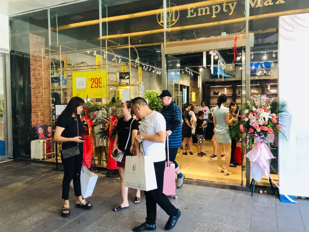 成都“时尚大咖”请注意!这里有个超低价大牌库喊你来爆仓