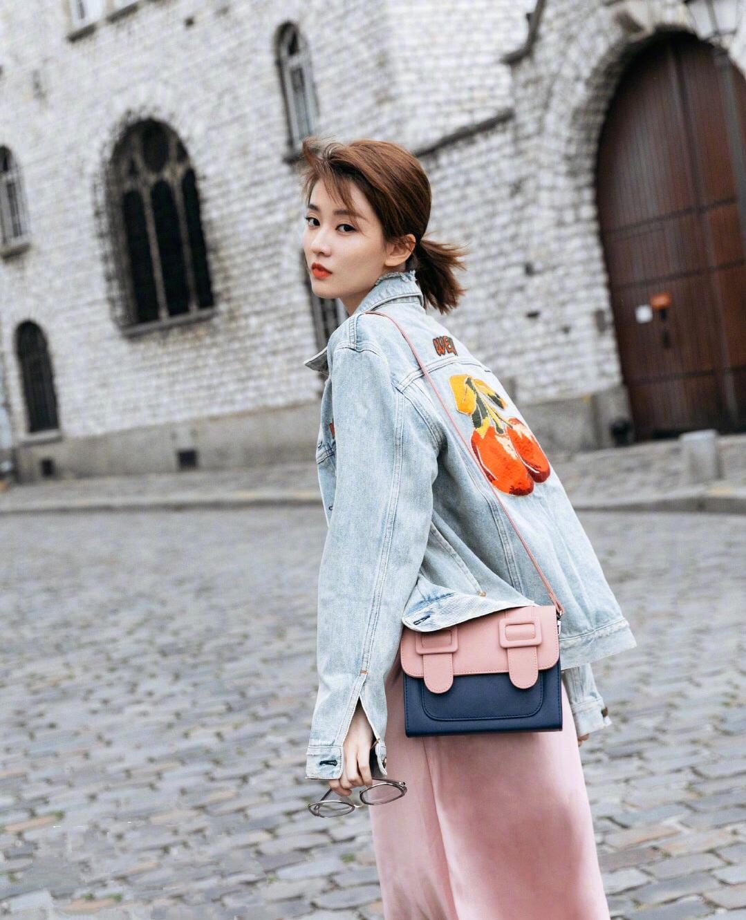 乔欣穿搭上的变美思路,乔欣身穿粉色抹胸缎面公主裙