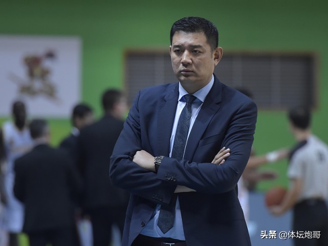 不懂球还是装糊涂？名记竟力挺徐长锁！球迷：看数据，脸都不要了