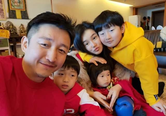 2夺奥运金牌，曾向妻子提出23次分手，拳王邹市明如今咋样了？