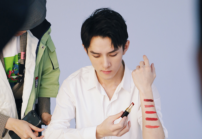 从月薪3千到年入2亿，成为胡歌邻居，他的“偶买噶”有什么魔力？