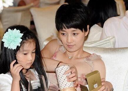 王宝强10岁儿子近照豪妈视频,王宝强儿子长相特征