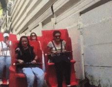 搞笑GIF，女朋友的身材就是好，关键时刻有用