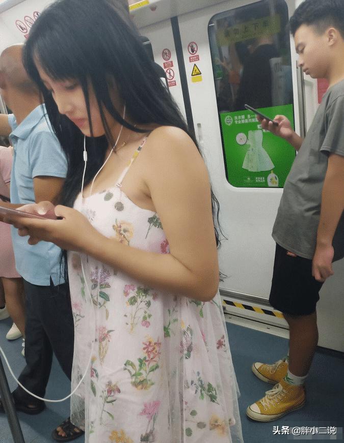 地铁上碰到心仪的女孩子，该怎么跟她搭讪呢？