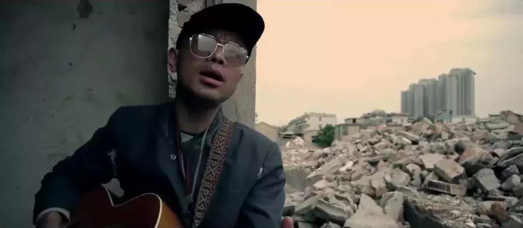 删*片毛**,讲荤段子,还不洗澡,但他教出的学生却能为刘德华写歌