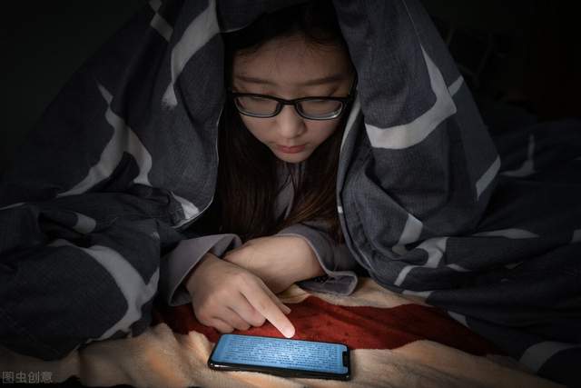 这些舒服的姿势正毁掉你的身体，腰腿疼、面瘫可能都因错误坐姿