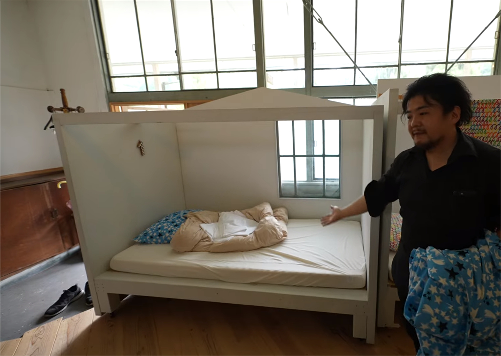 80后小伙回荒废十年的农村大学,80后小伙回荒废10年农村大学