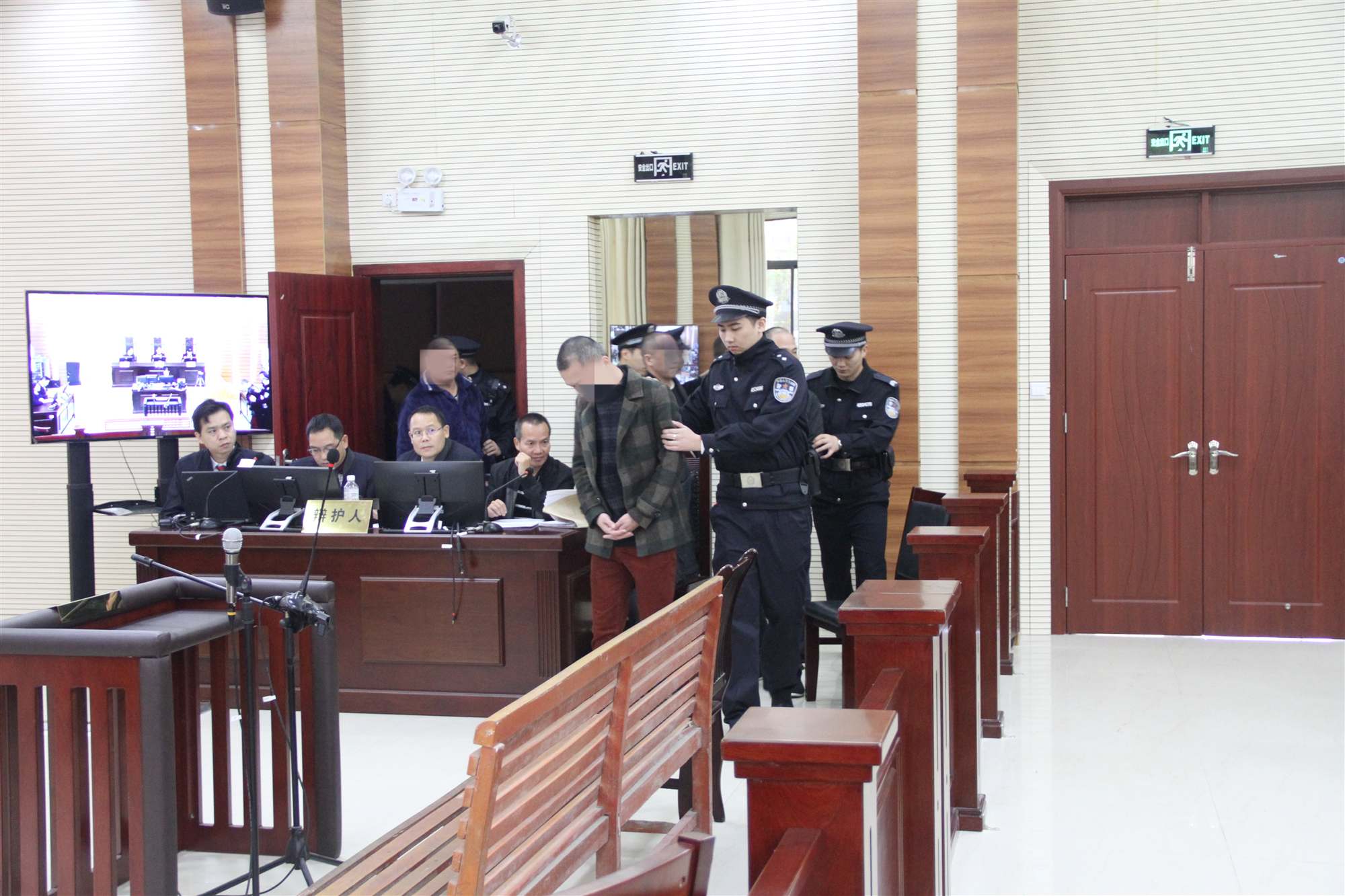 有烟草证倒卖香烟7万判几年,倒卖正规香烟五万以下怎么判刑