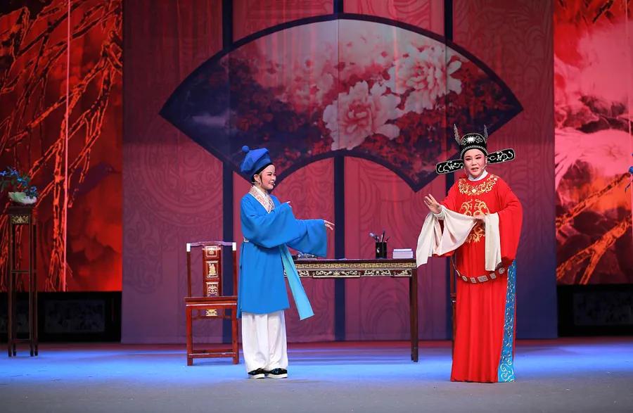 涓涓细流汇聚成浩瀚的大海,涓涓细流汇聚成海英语