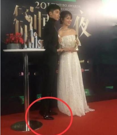 踩沙袋拍戏、穿高跟走红毯，男星个头成谜？同台现原形谁假谁尴尬