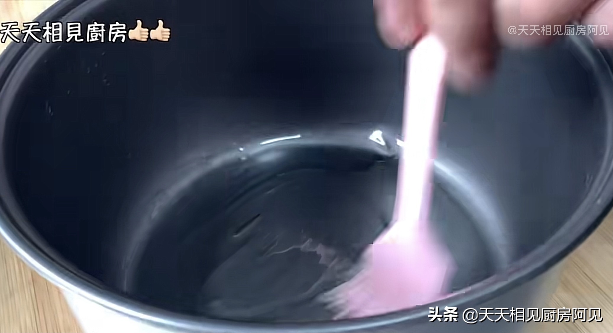 无需打蛋器用电饭煲做蛋糕,电饭煲蛋糕4个鸡蛋要几勺面粉