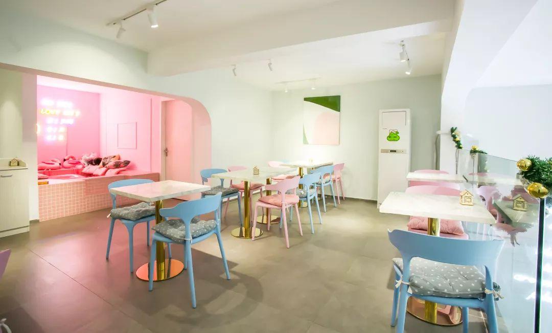 双色的双层小店，晚上有满天星星，呆足一天也不够