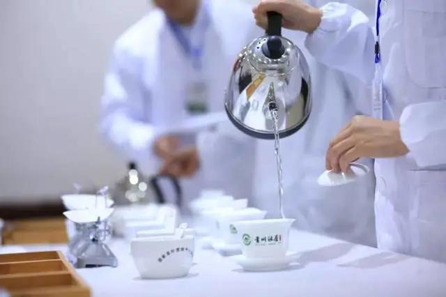 红茶的产地加工过程及其功效,红茶加工成分变化原因分析