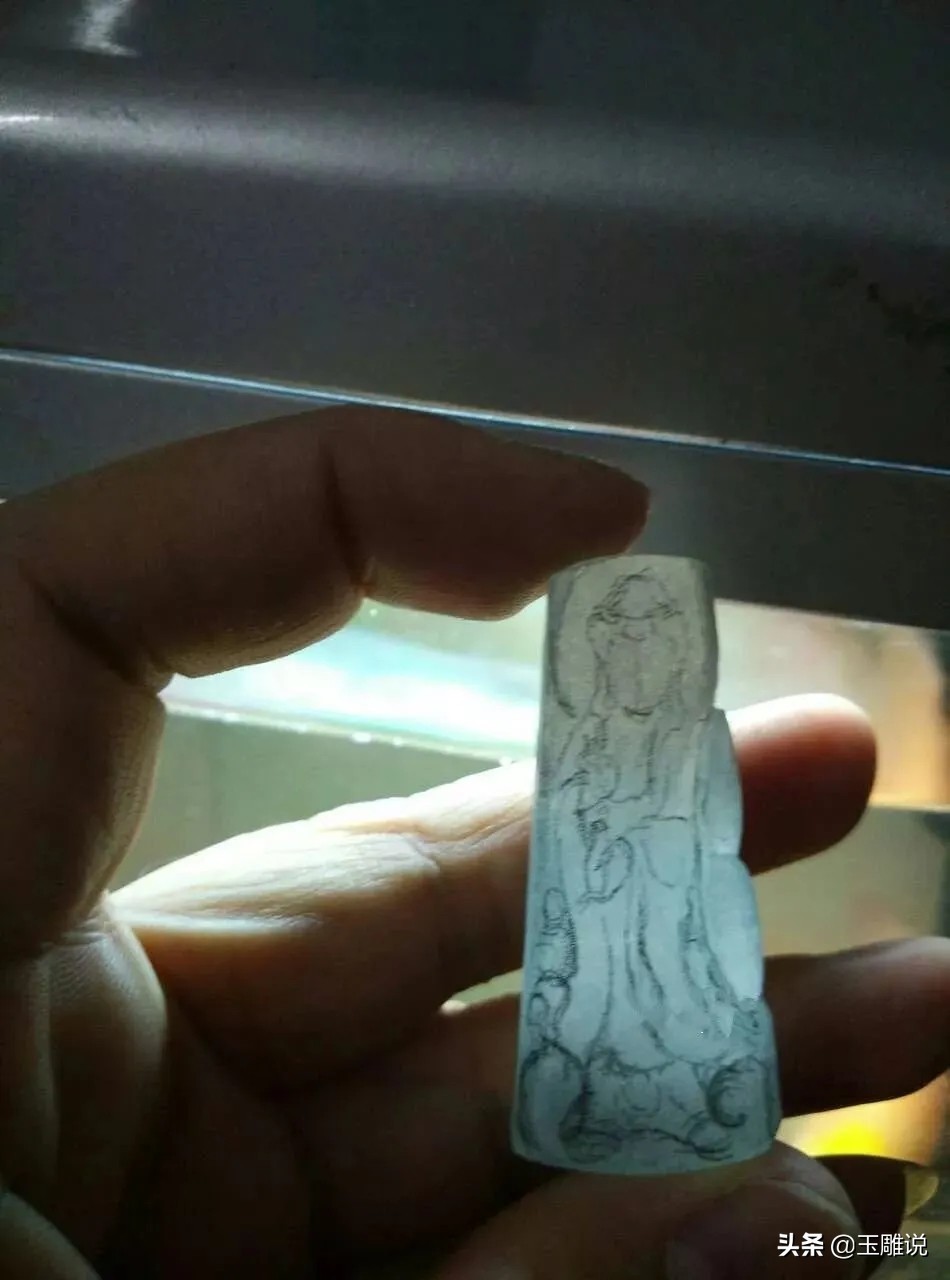 糯种纯白翡翠冰感雕刻,淡黄色糯冰种翡翠雕刻图