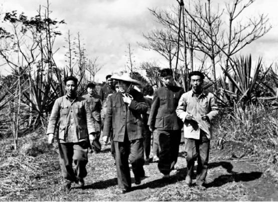 刘建期待小汽车接他上小学，等来脚蹬三轮车，*德朱**的做法让人敬佩