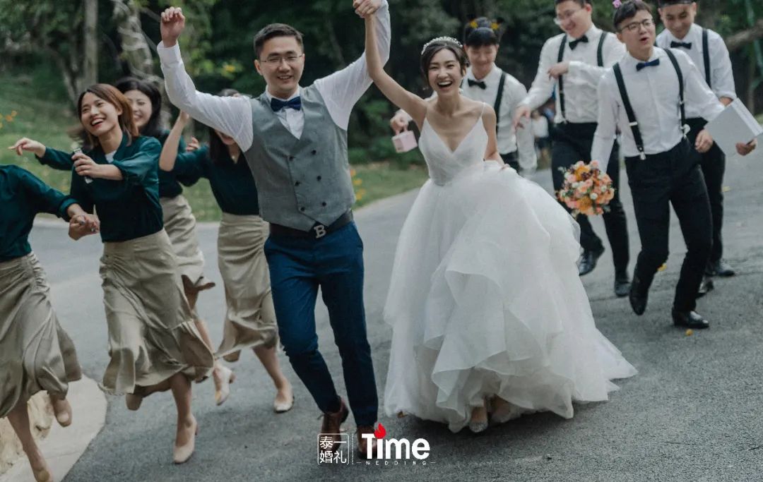 准新娘挑婚纱视频,教你选婚纱照