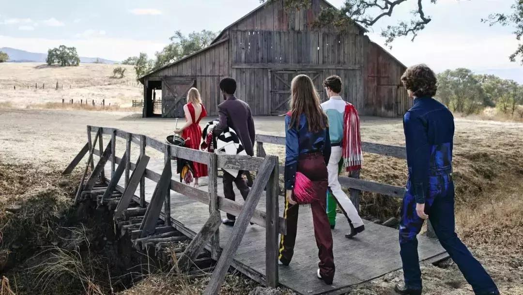 他十多年前设计的外套可以卖到33万，如今仍然享誉世界