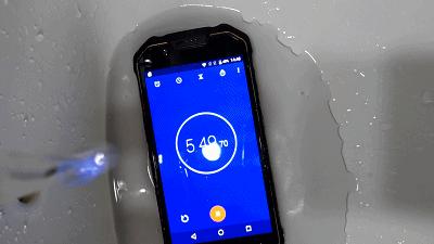 手机掉水里当场拿起来,手机掉入水中还可以正常使用