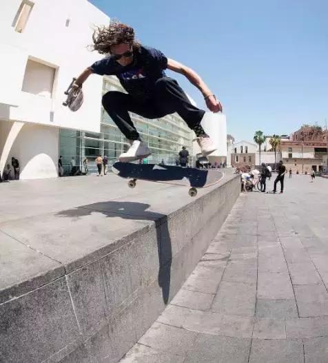 滑板鞋有没有轮子,滑板鞋vans配什么裤子