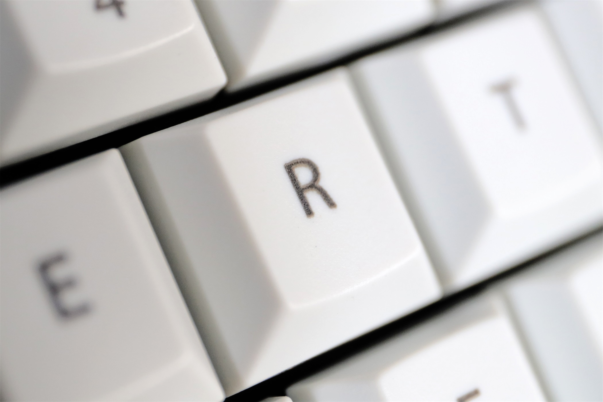 手感比较类似薄膜键盘的机械键盘,像薄膜键盘的机械键盘