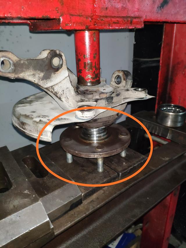 东南v5车前轮异响怎么解决,东南v5菱致底盘异响