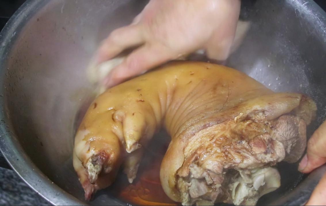 把猪脚炖好吃的做法,两年的猪脚怎么煮好吃又简单