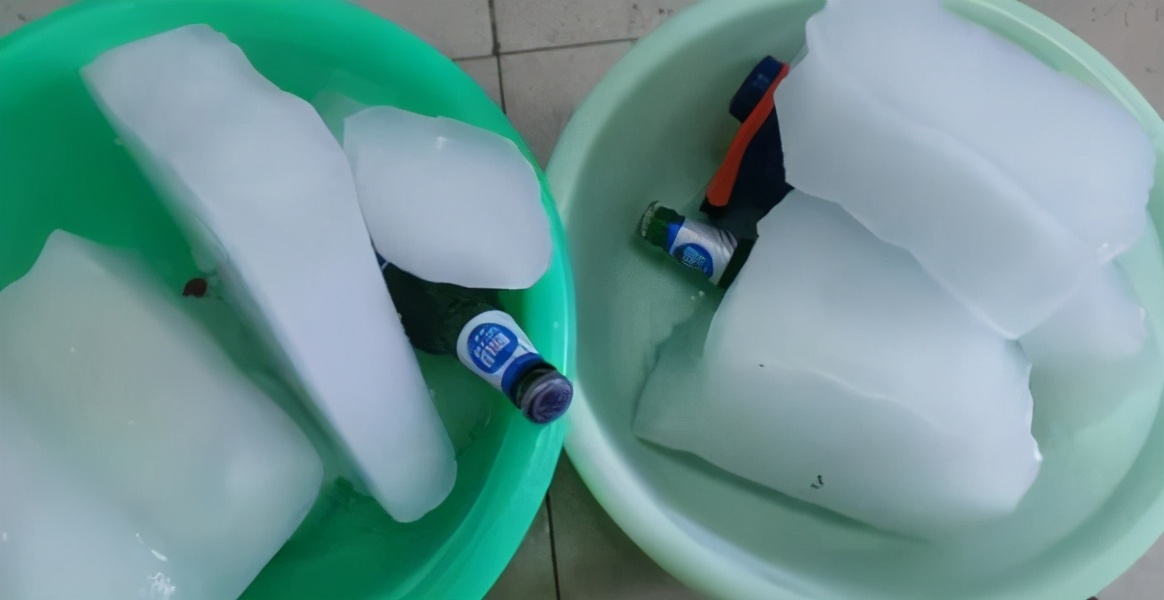 大学降温五种方法,天气太热了放冰块给室友降降温